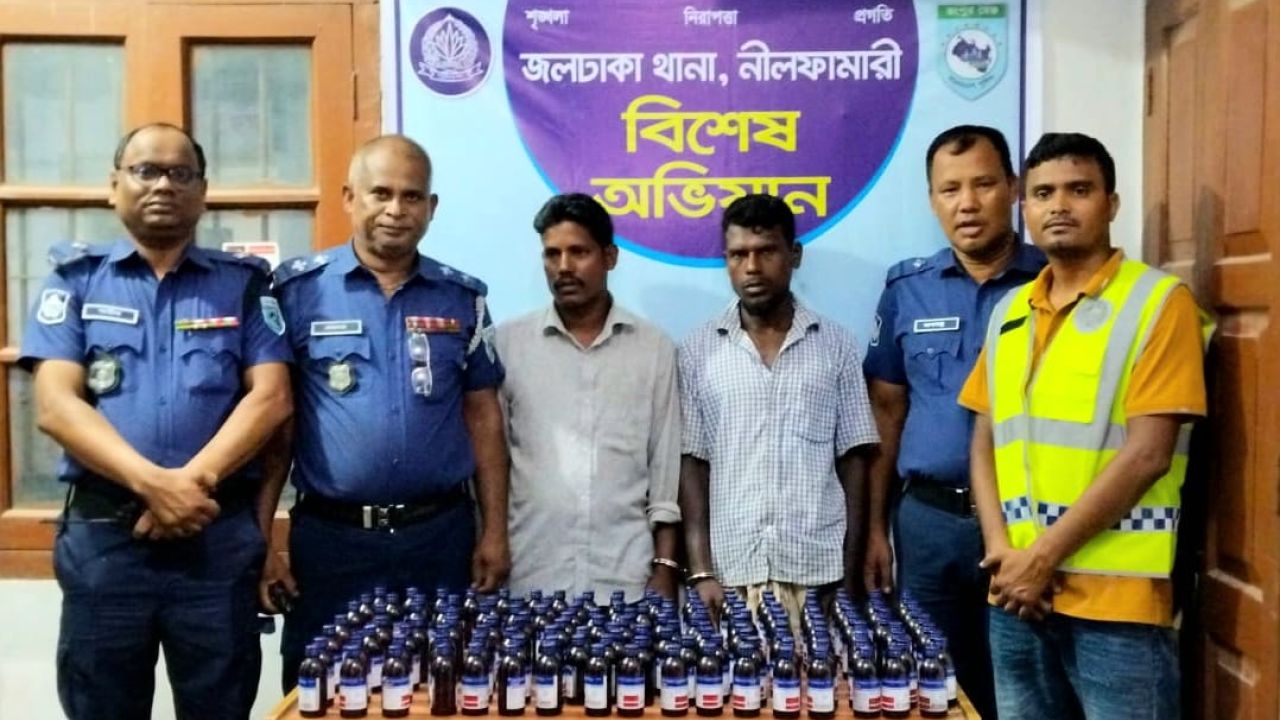 জলঢাকায় ১৪৭ বোতল স্ক্রাফ সিরাপসহ তিনজন আটক।  