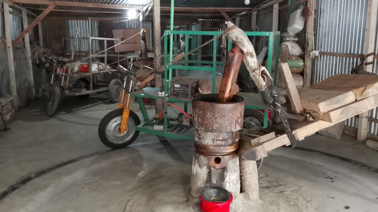 ঘিওরে অটোবাইকের যান্ত্রিক শক্তিকে কাজে লাগিয়ে কাঠের ঘানিতে তৈরি শতভাগ খাঁটি সরিষা ও কালোজিরার তেল। 