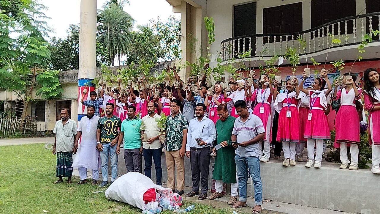 নড়াইলে ৩ টি প্লাস্টিক বোতলে ১ গাছের চারা, পরিবেশ রক্ষায় চলো পাল্টাই বাংলাদেশের ব্যতিক্রমী উদ্যোগ