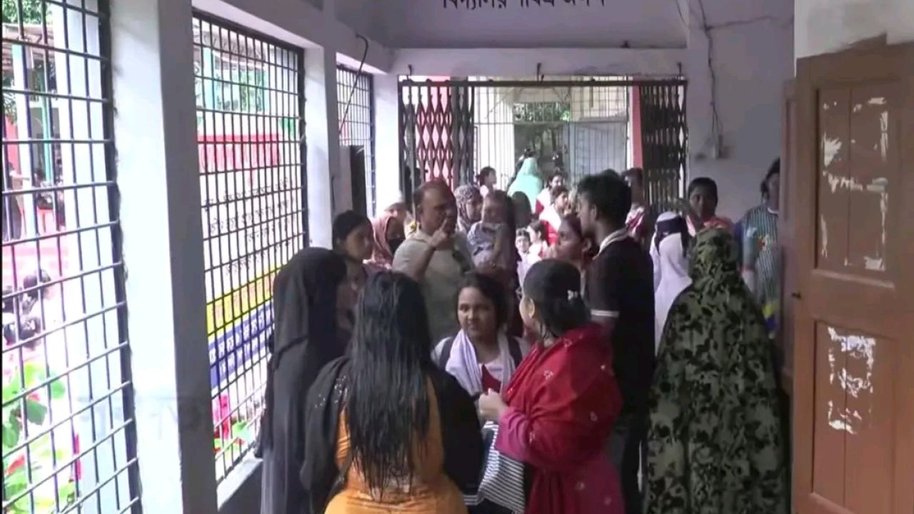 যশোরে এমএসটিপি স্কুলের পঞ্চম শ্রেণির ছাত্রীর বুকে আঘাতের অভিযোগ, শিক্ষক সাময়িক বরখাস্ত।