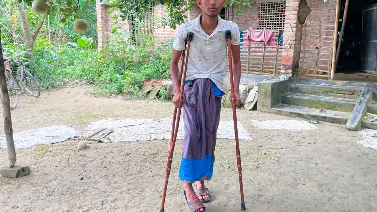 রাশিয়া-ইউক্রেন যু.দ্ধ ক্ষেত্রে ড্রোন হামলায় পঙ্গু হয়ে দেশে ফিরলো কালীগঞ্জের রাজন।