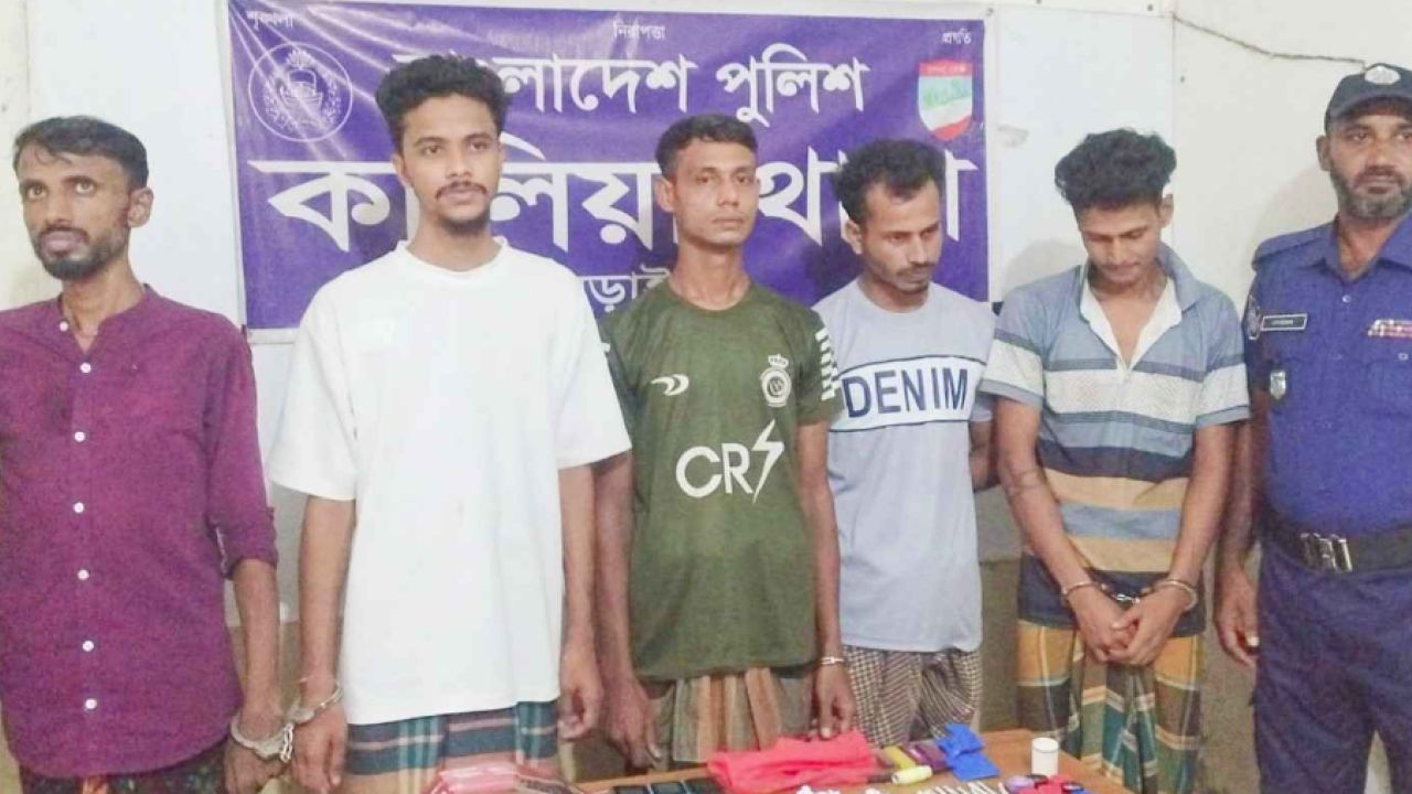 চাঁদপুরের ইলিশ বিক্রির নামে প্রতারণা, নড়াইলে ৫ যুবক গ্রেফতার 