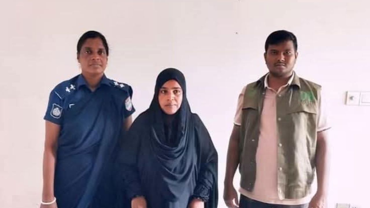ঝিনাইদহে কোটচাঁদপুরে ডিবির অভিযানে ১৮ পিচ স্ক্রুপ কফ সিরাপ সহ ০১ নারী আটক