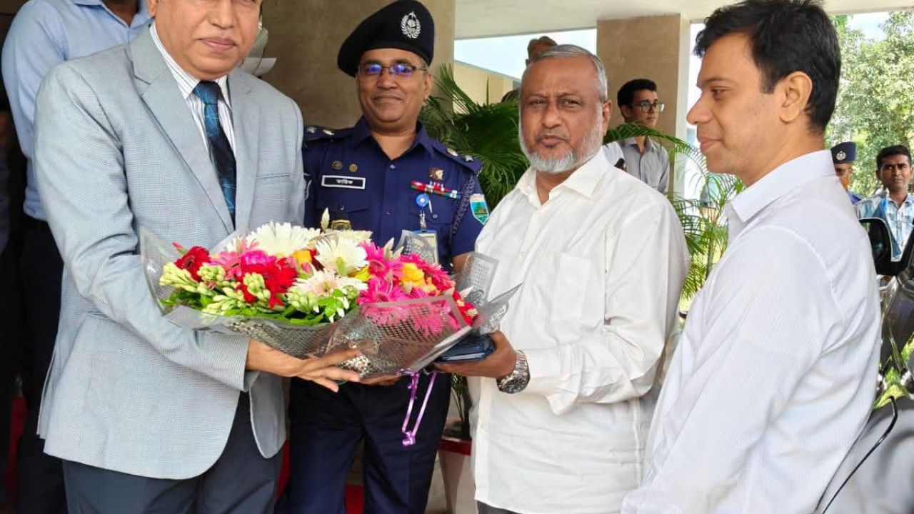 নওগাঁয় দুদক চেয়ারম্যান সফর উপলক্ষে শুভেচ্ছা 