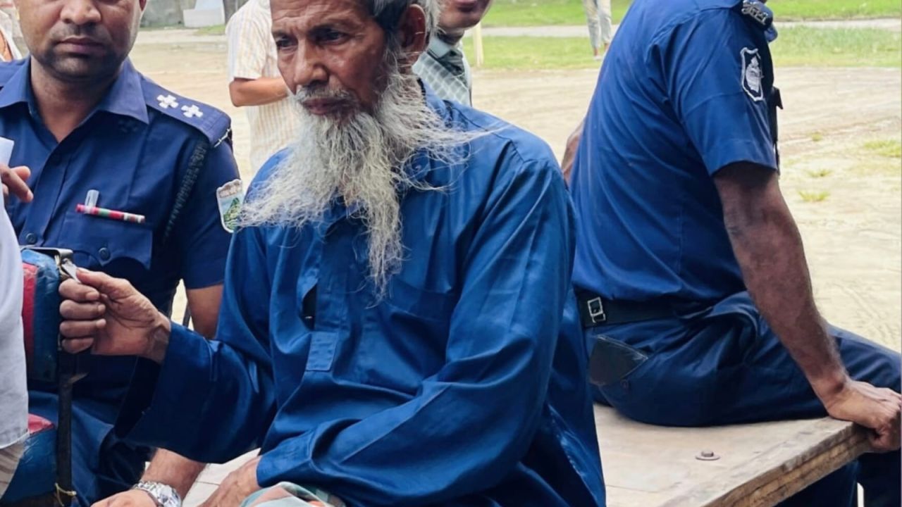 নওগাঁয় খাবার জিনিস কিনতে গিয়ে তৃতীয় শ্রেণীতে পড়ুয়া ছাত্রীকে ধর্ষণ চেষ্টার অভিযোগে আটক-১
