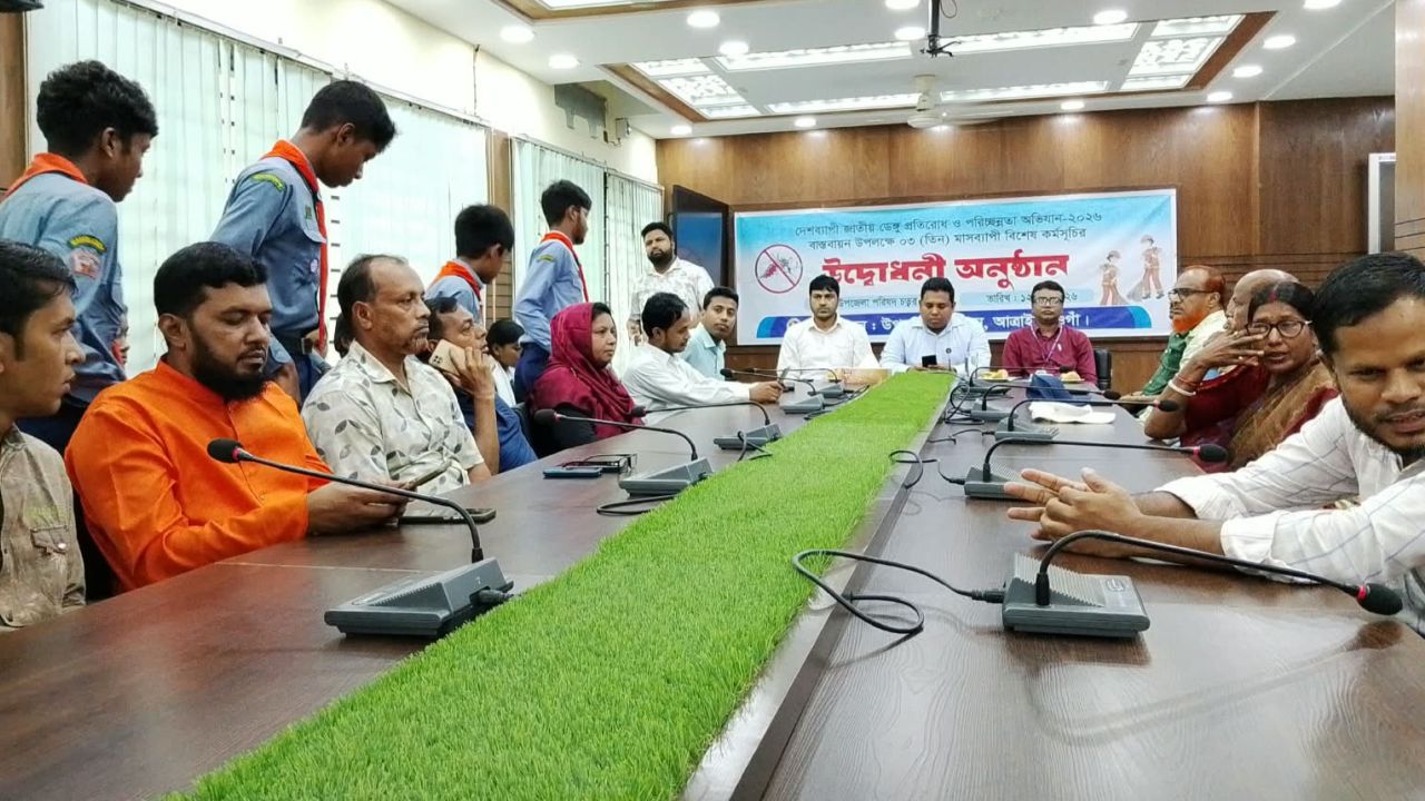 নওগাঁয় ৩ মাসব্যাপী জাতীয় ডেঙ্গু প্রতিরোধ ও পরিচ্ছন্নতা কর্মসূচির উদ্বোধন