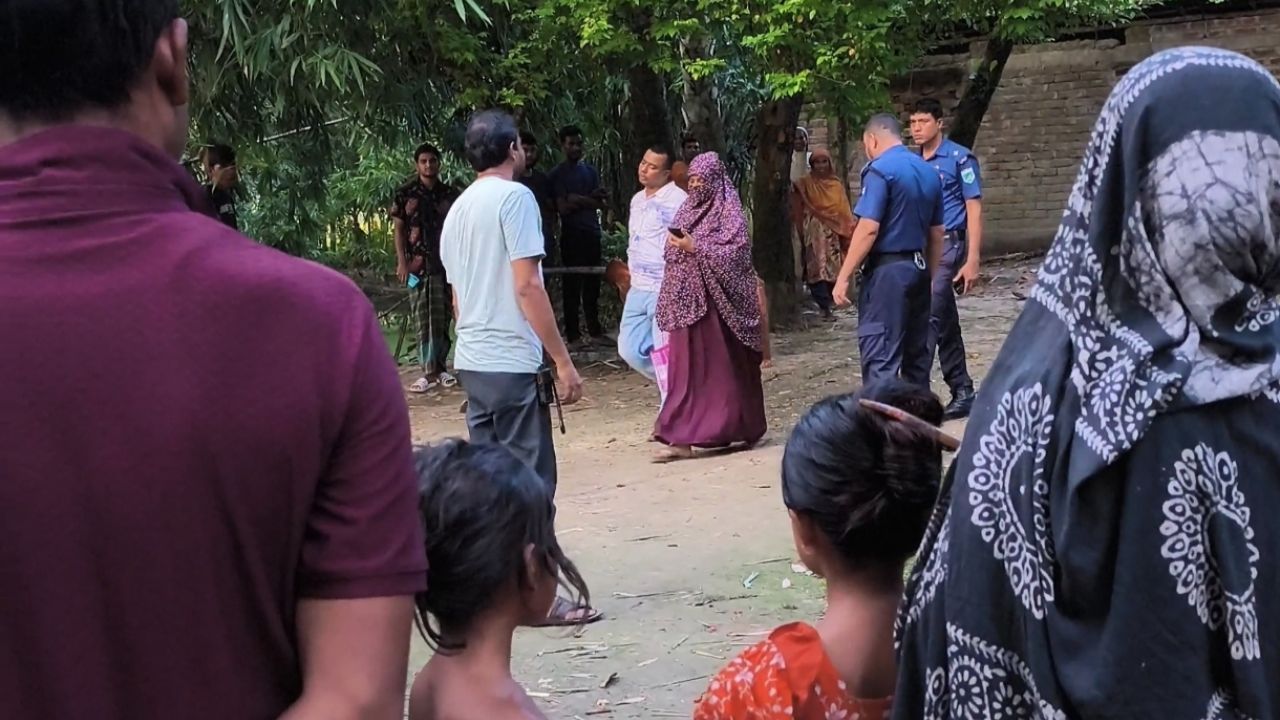 নওগাঁয় ভূয়া প্রতিবন্ধী ভাতার কার্ড দেওয়ার অভিযোগে আটক-১ মুসলেকা দিয়ে ছাড়