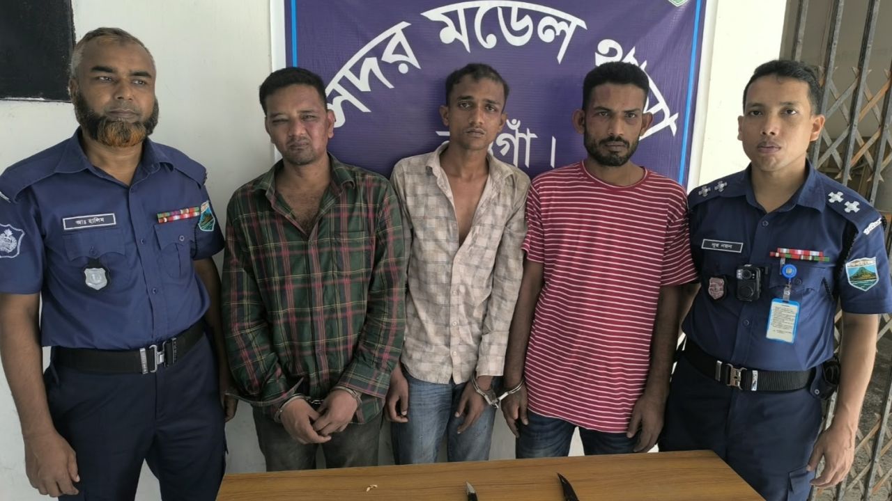নওগাঁয় ছিনতাই করতে এসে নারায়ণগঞ্জের ৩ ছিনতাইকারী আটক