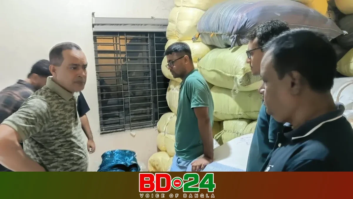 পুরান ঢাকায় ১০২ বস্তা ভারতীয় কাপড় জব্দ, আটক ৩